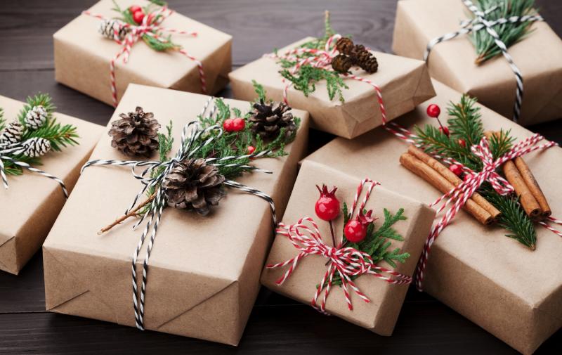 Jak ładnie zapakować prezent świąteczny? Szybkie i kreatywne rozwiązania