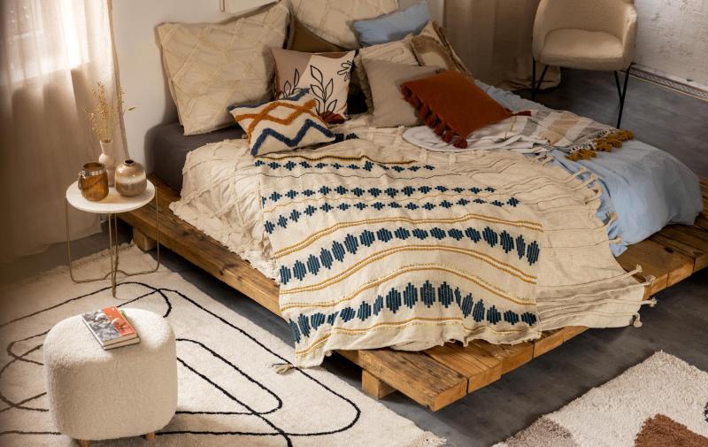 Jakie łóżko do sypialni wybrać - tapicerowane czy drewniane?