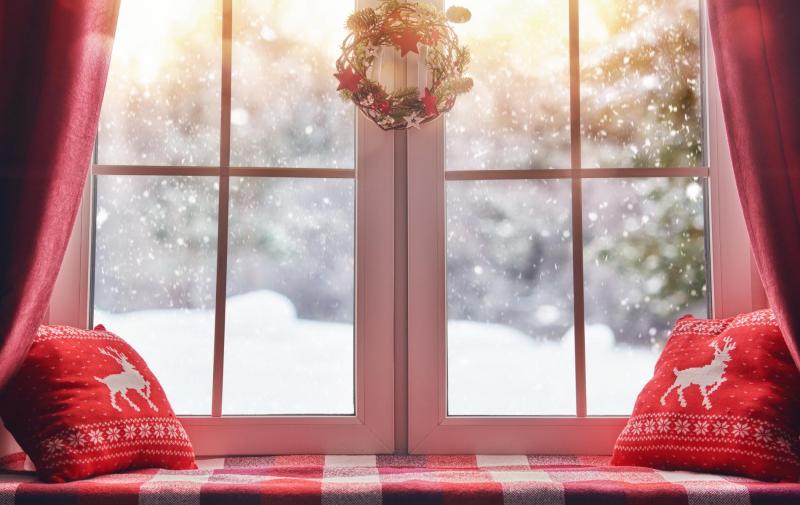 Jak ozdobić okno i parapet na święta? TOP 10 najlepszych dekoracji