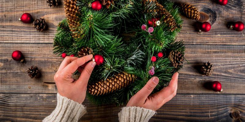 Jak zrobić stroik świąteczny DIY? Inspiracje bożonarodzeniowe od Homla