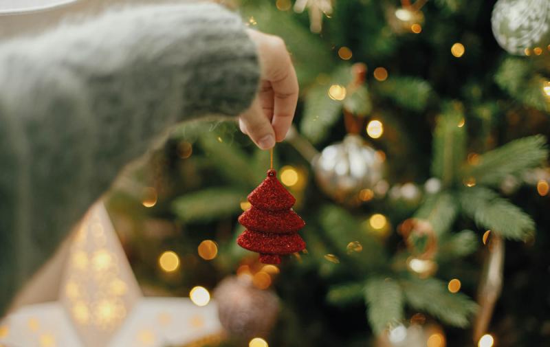 Stylowa choinka krok po kroku — jak dobrać ozdoby, by stworzyć spójną aranżację?