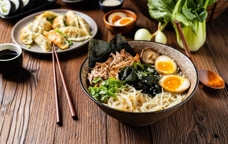 Jak serwować ramen, aby w pełni wykorzystać kształt i głębokość miski?
