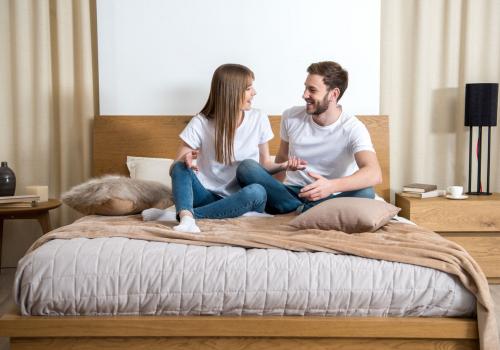 Jak urządzić sypialnię w stylu skandynawskim? Przytulne aranżacje
