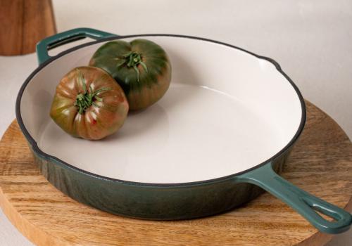 Patelnia grillowa, żeliwna czy ceramiczna — jaką wybrać?