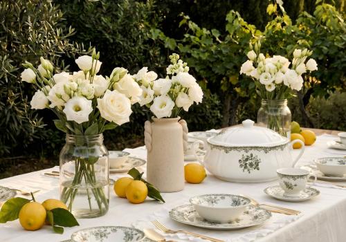 Biała porcelana, lawenda i len - przepis na uroczystość w ogrodzie w stylu prowansalskim