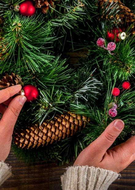 Jak zrobić stroik świąteczny DIY? Inspiracje bożonarodzeniowe od Homla