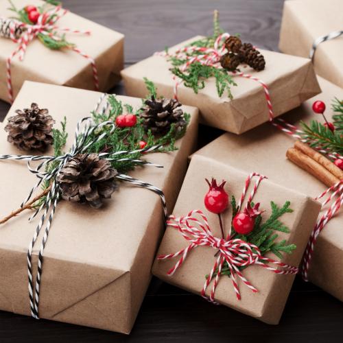 Jak ładnie zapakować prezent świąteczny? Szybkie i kreatywne rozwiązania