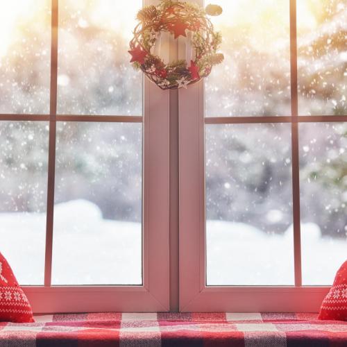 Jak ozdobić okno i parapet na święta? TOP 10 najlepszych dekoracji
