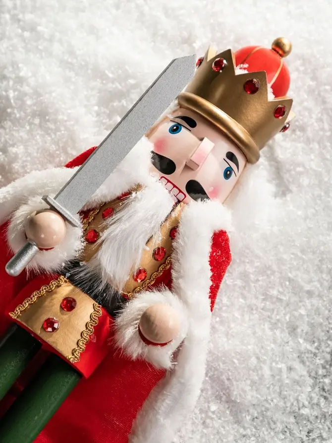 Figurka NUTCRACKER dziadek do orzechów król z mieczem 38 cm