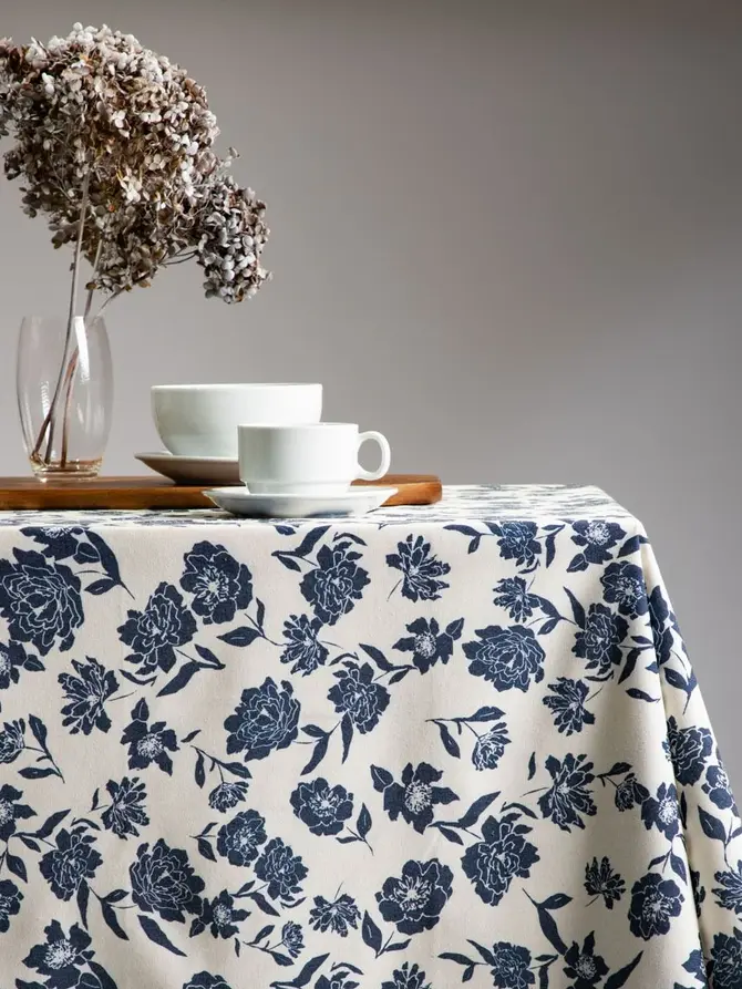 Obrus FLORAL HAMPTONS z kwiatowym wzorem 150x300