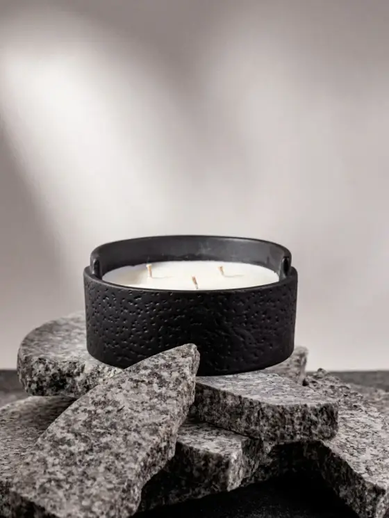 Świeca zapachowa z woskiem sojowym STONE 01 Mossy Carbon 290 g