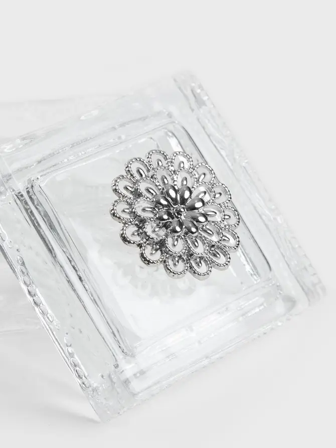 Szkatułka na biżuterię TASHI transparentna ze srebrną rozetą 8,8x8,5x5,5 cm