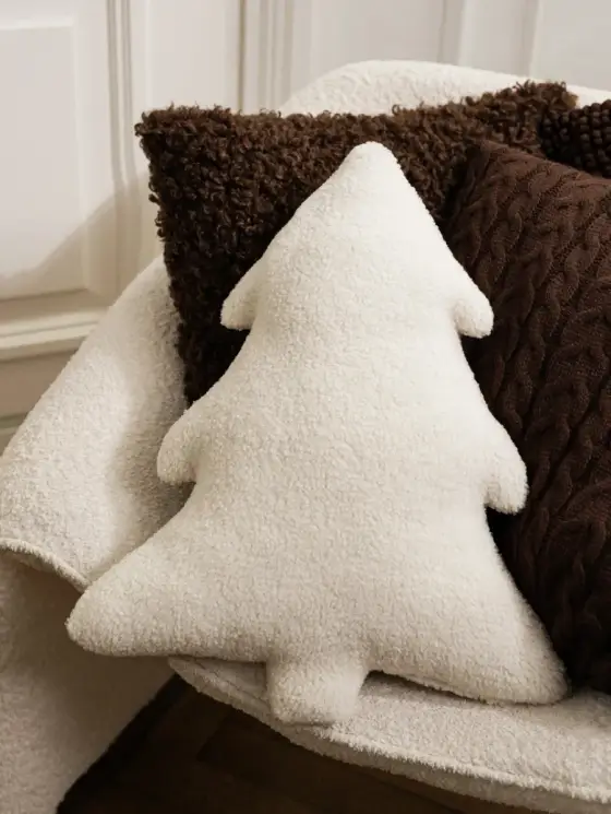 Poduszka PINEA biała boucle w kształcie choinki 37x11x54cm