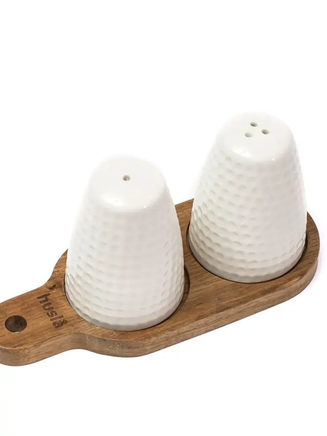 Zestaw solniczka i pieprzniczka SHAKERS biały na desce 17,3x7,3x7,8 cm