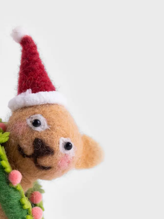 Zawieszka PETTIES filcowa kotek z girlandą i czapką mikołaja 7 cm