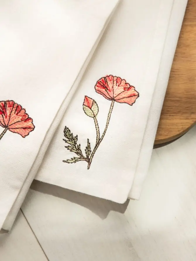 Zestaw 2 szt. napkinów MEADOW FLOWERS z haftowanym makiem 45x45cm