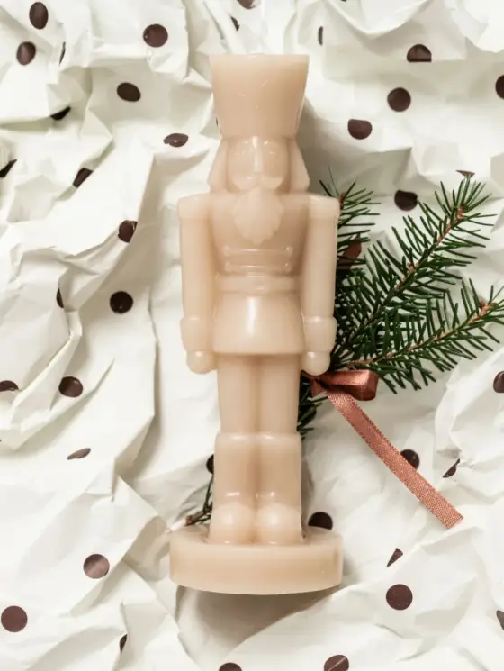 Świeca dekoracyjna NUTCRACKER dziadek do orzechów beżowy 150 g