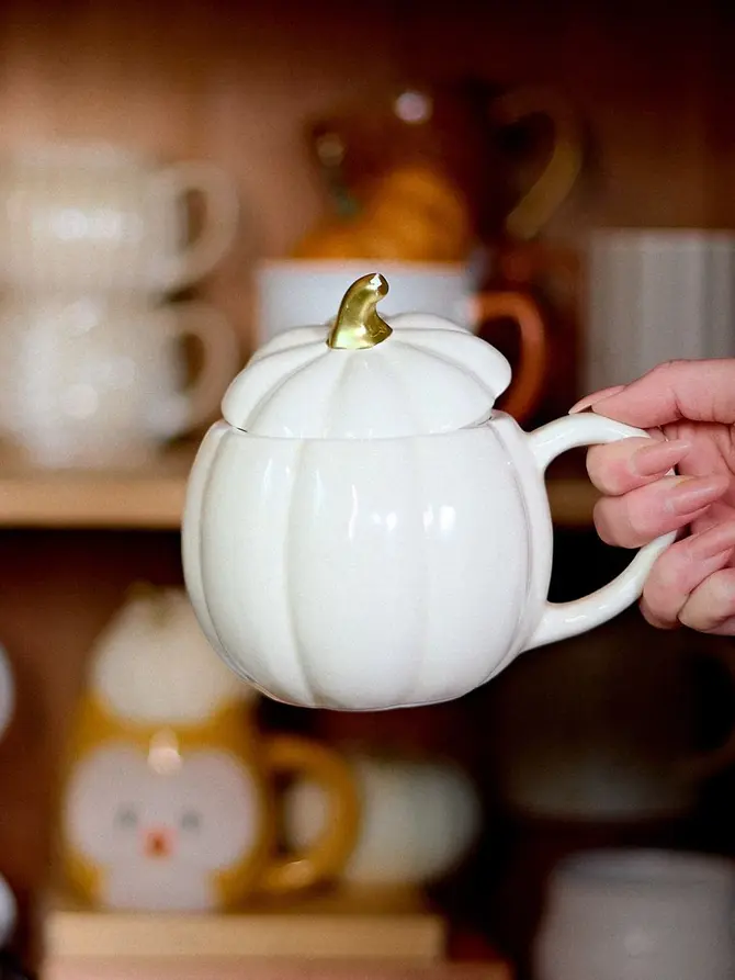 Kubek PUMPKIE w kształcie dyni z pokrywką kremowy SHINY 0,6 l