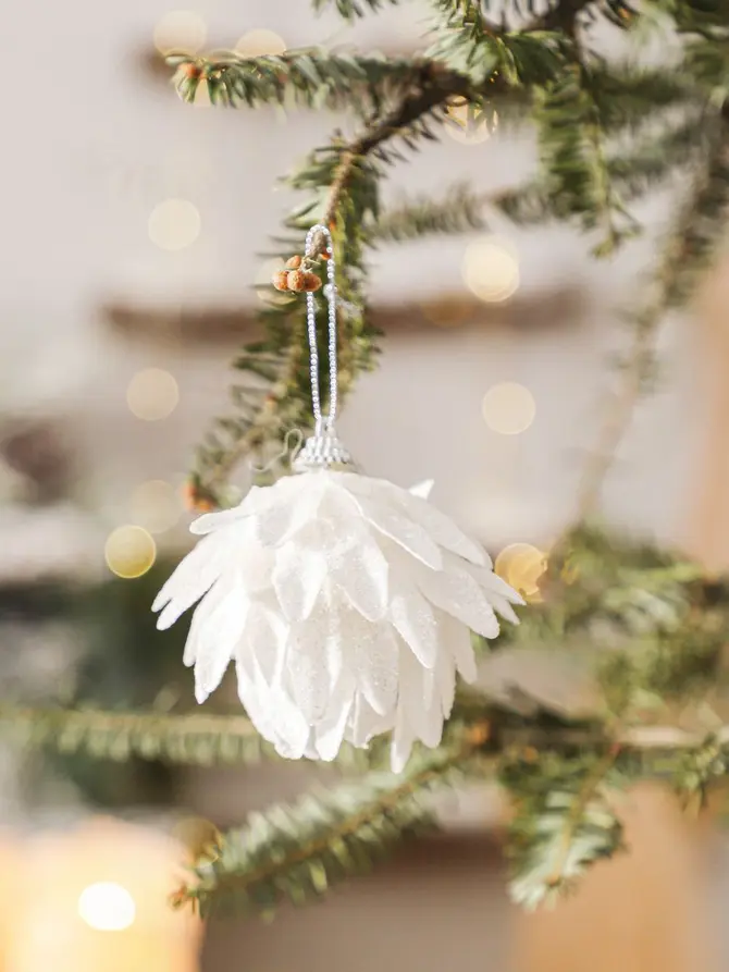 Bombki FEATHER okrągłe białe 2 szt.