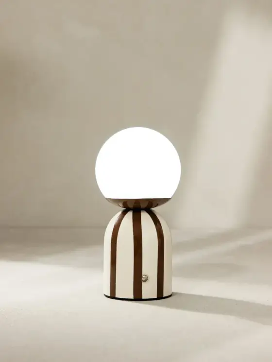 Lampka stołowa CLAYRA z kulistym kloszem i pasiastą podstawą brązowa 10x10x20,5 cm