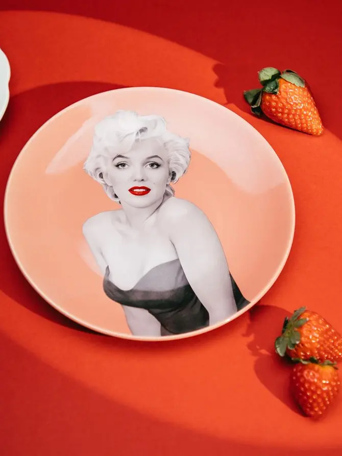 Talerz MONROE LOVE deserowy z wizerunkiem Marilyn różowy 19 cm