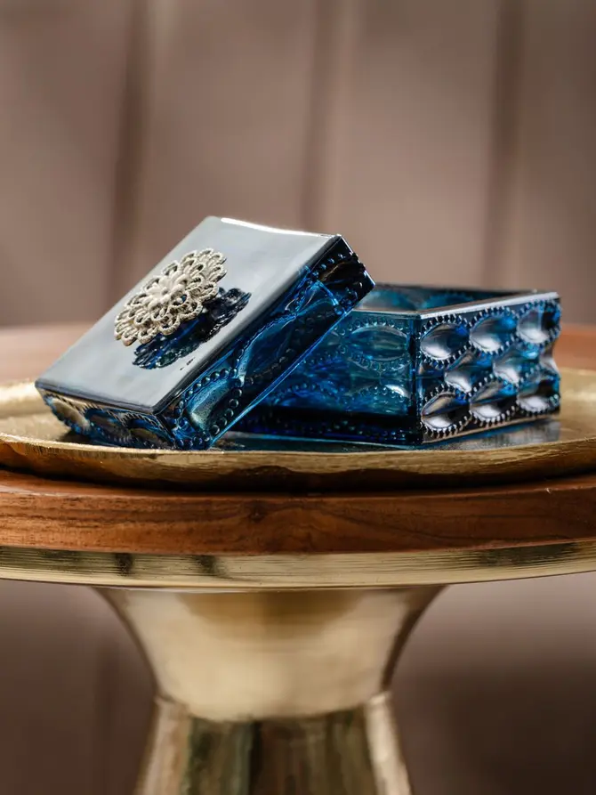 Szkatułka na biżuterię TASHI granatowa ze srebrną rozetą 8,8x8,5x5,5 cm