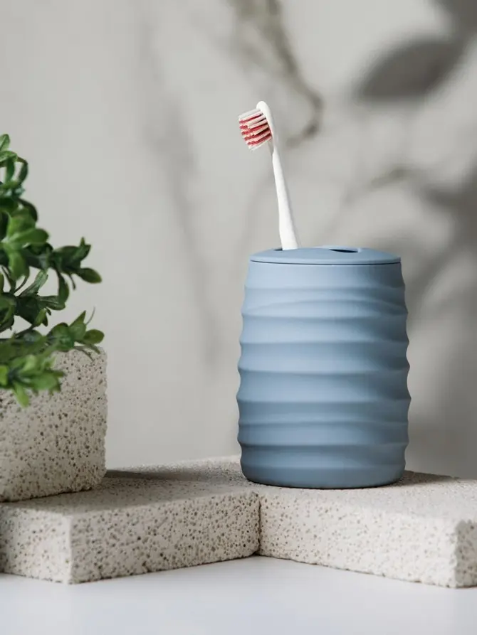 Kubek łazienkowy TORUS z tłoczeniem niebieski 8,2x8,2x11 cm