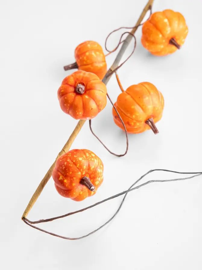 Gałązka sztuczna AUTUMN AURA dynie pomarańczowe 64cm