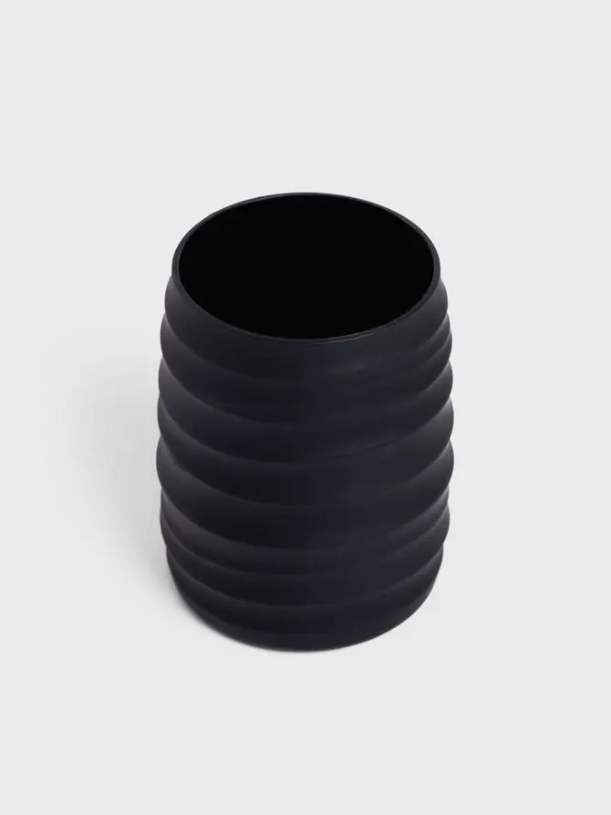Kubek łazienkowy TORUS z tłoczeniem czarny 8,2x8,2x11 cm