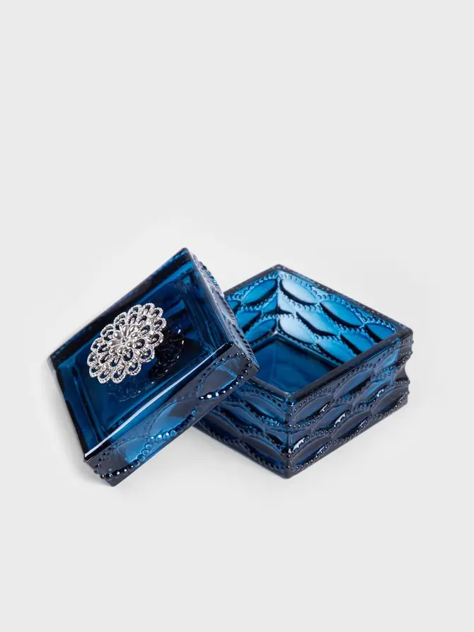 Szkatułka na biżuterię TASHI granatowa ze srebrną rozetą 8,8x8,5x5,5 cm