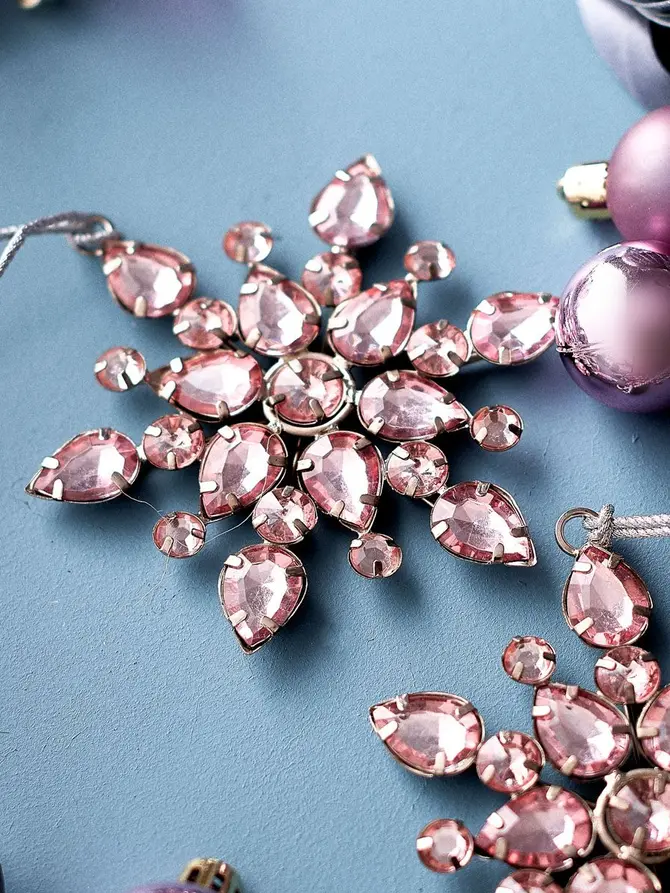 Zawieszka DIAMOS śnieżynka z różowymi kamieniami 10 cm