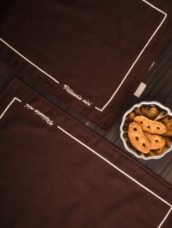 Maty stołowe PATISSERIE MINI prostokątne brązowe z haftem, zestaw 2 szt.