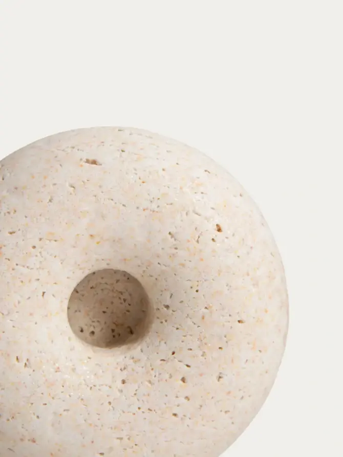 Świecznik ONDA o wyglądzie trawertynu donut 10x10x3,5 cm