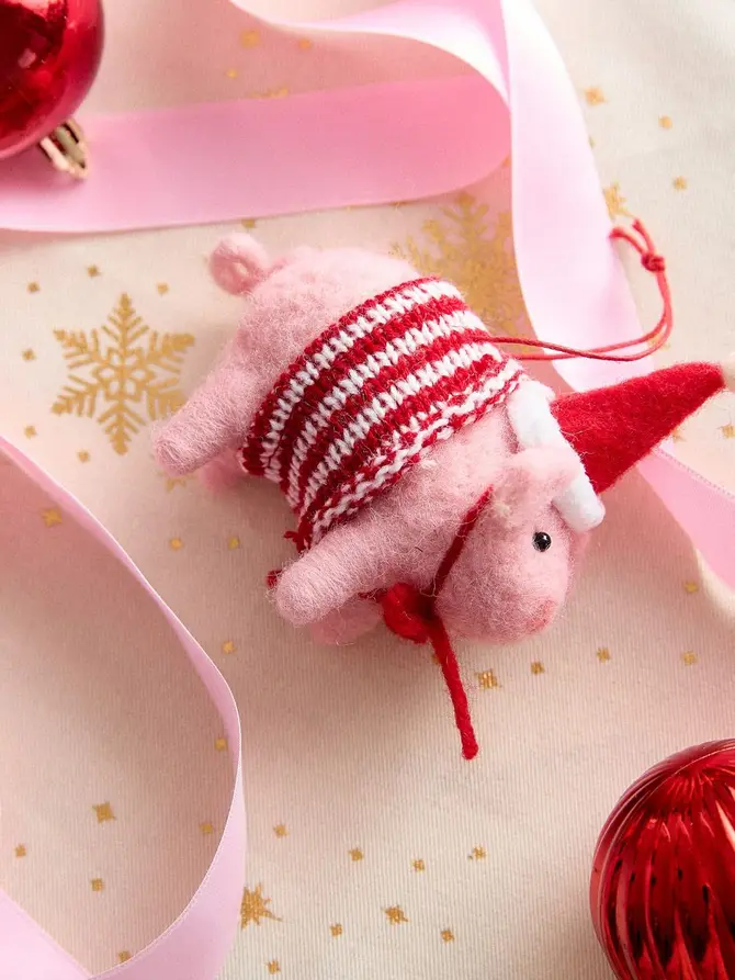 Zawieszka PETTIES filcowa świnka w sweterku w paski 14 cm