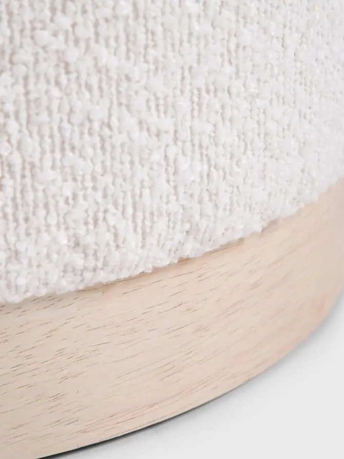 Pufa FICA WOOD w tkaninie TEDDY BOUCLÉ ecru 35x35x42 cm