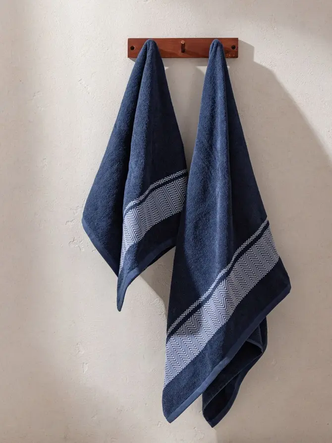 Ręcznik MAIARA granatowy z ozdobnym przeszyciem 70x130 cm