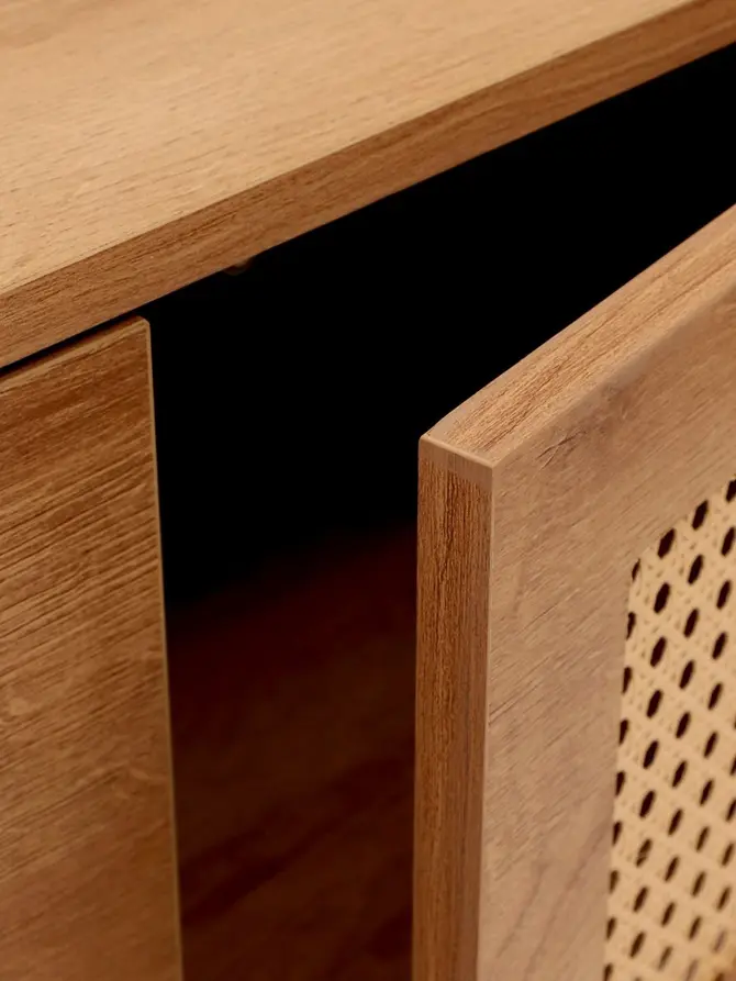 Szafka RTV HAGA z rattanem i z metalowymi nogami 140x40x44 cm
