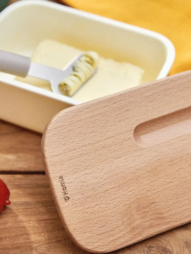 Maselniczka EASY COOK biała z pokrywką z drewna bukowego i nożykiem ze stali nierdzewnej 17x11 cm