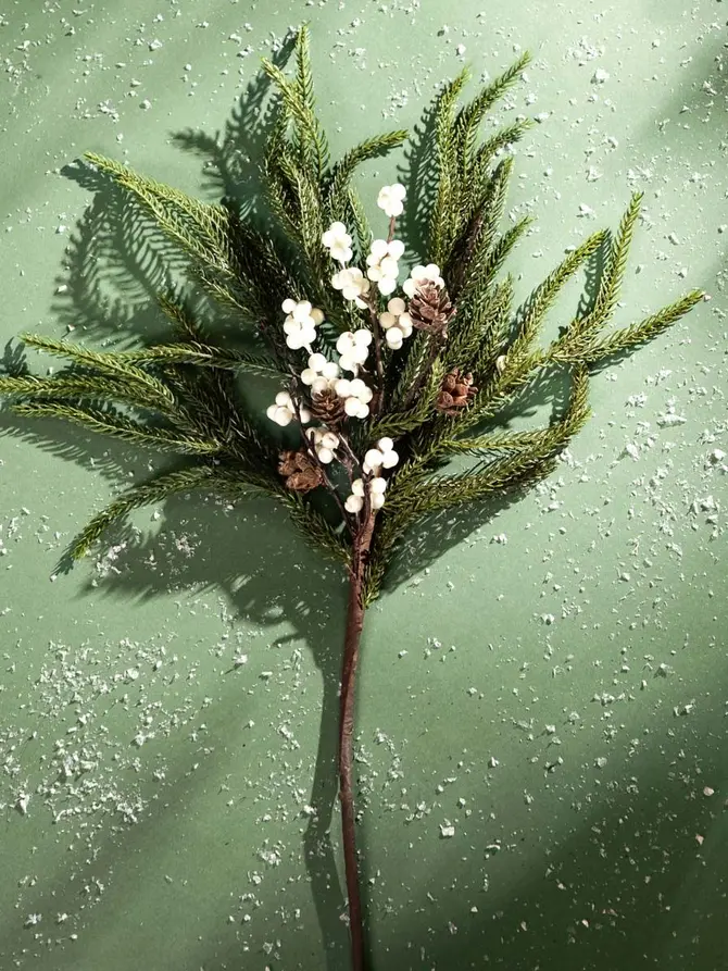 Gałązka LARCH z białymi dodatkami 60 cm