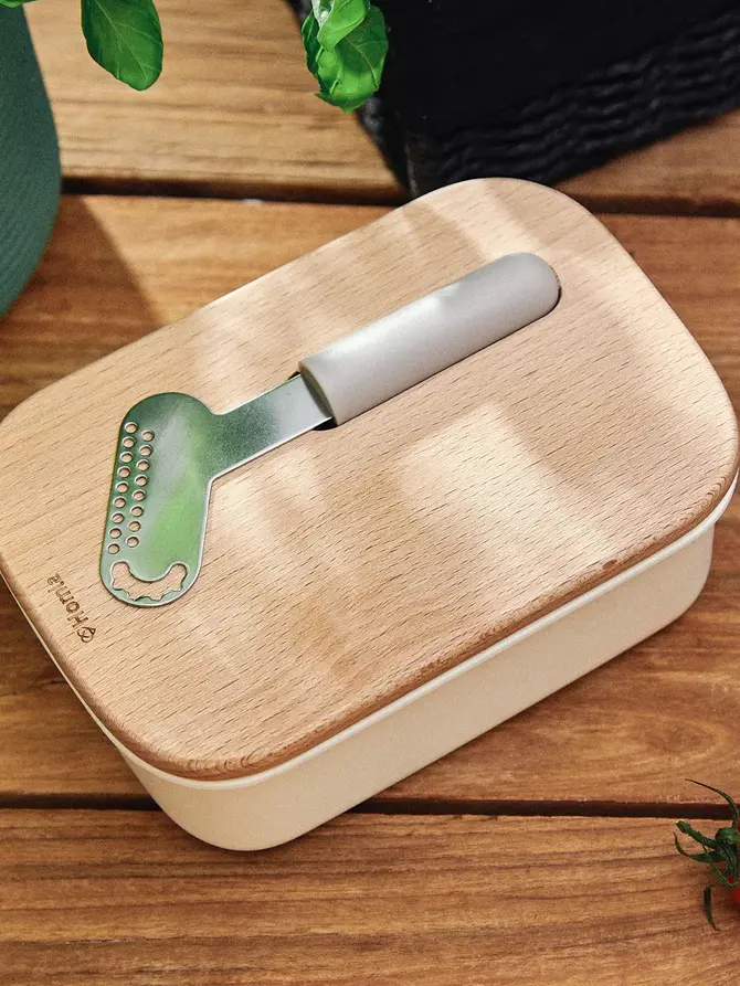 Maselniczka EASY COOK biała z pokrywką z drewna bukowego i nożykiem ze stali nierdzewnej 17x11 cm