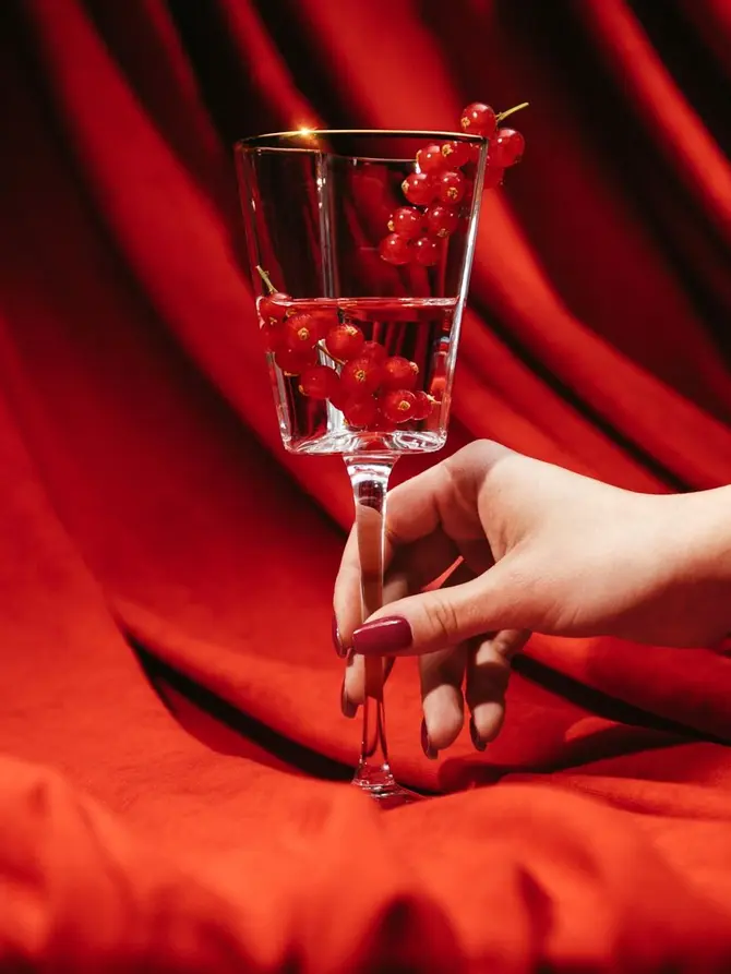 Kieliszek AMAR na wino w kształcie serca ze złotym rantem 0,3 l