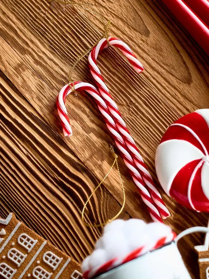 Zestaw zawieszek TWINKLE laski biało-czerwone 6 szt. 14,5 cm