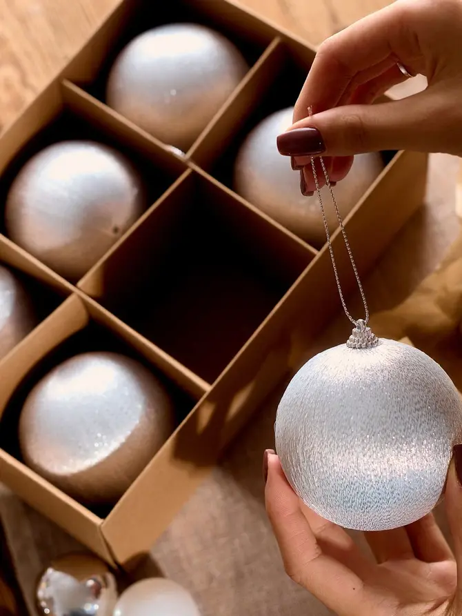 Bombki ETHAN ze srebrną nitką, zestaw 6 szt. 8 cm
