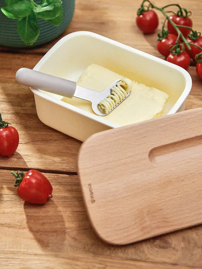 Maselniczka EASY COOK biała z pokrywką z drewna bukowego i nożykiem ze stali nierdzewnej 17x11 cm