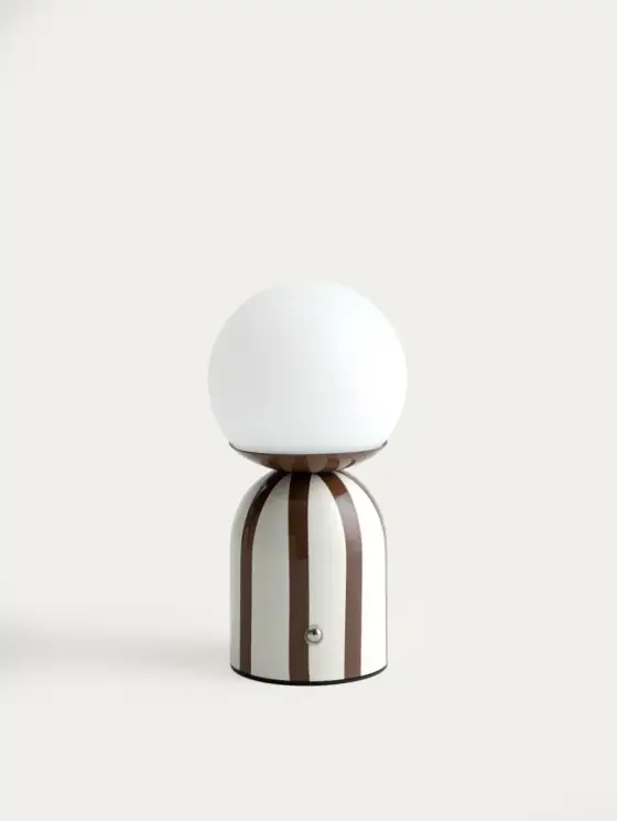 Lampka stołowa CLAYRA z kulistym kloszem i pasiastą podstawą brązowa 10x10x20,5 cm