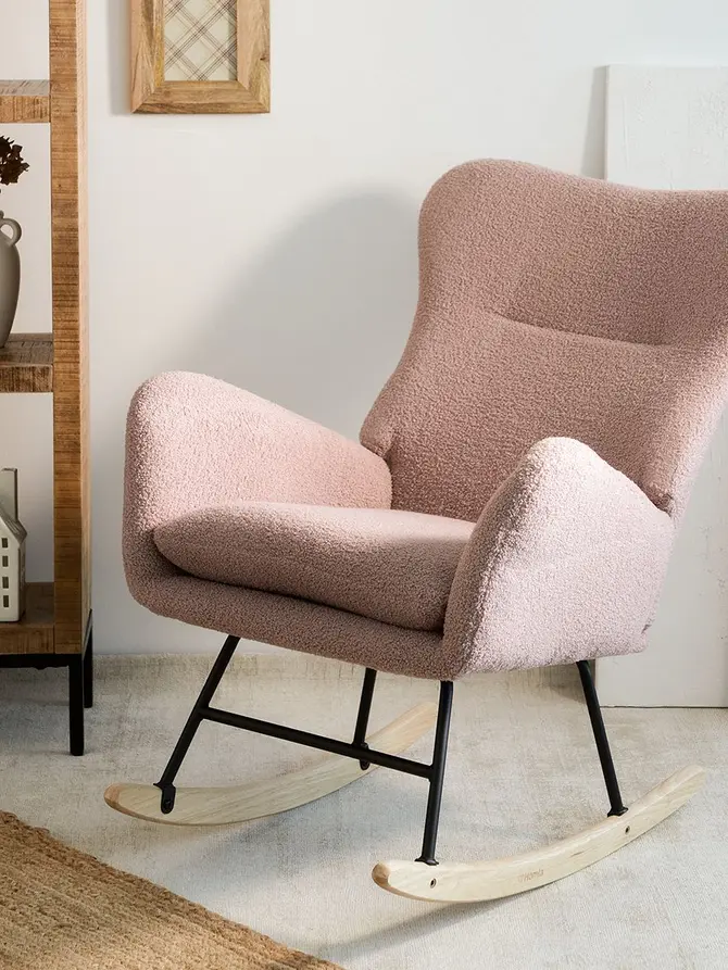 Fotel LUNNIE bujany różowy w tkaninie TEDDY BOUCLÉ 67x78x92 cm