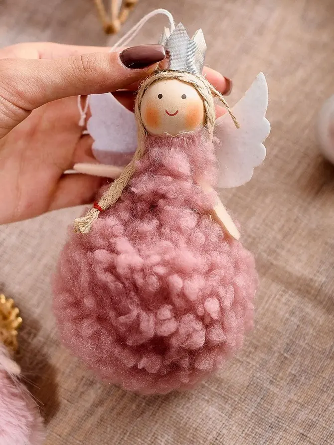 Zawieszka PLYS różowy aniołek barankowy 15 cm