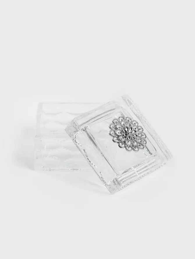 Szkatułka na biżuterię TASHI transparentna ze srebrną rozetą 8,8x8,5x5,5 cm