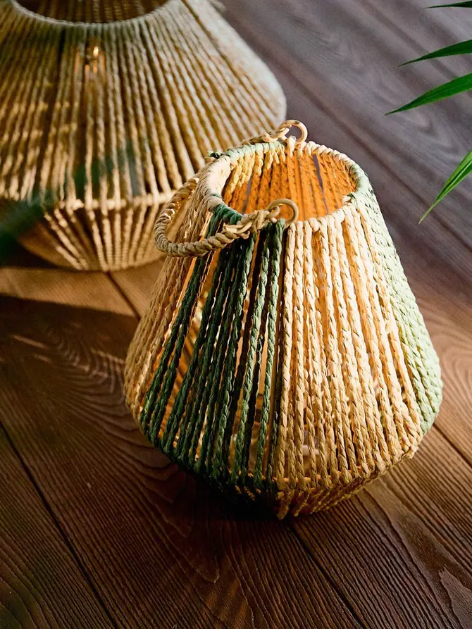Lampion AVLI pleciony z zielonymi elementami 21,5x23 cm