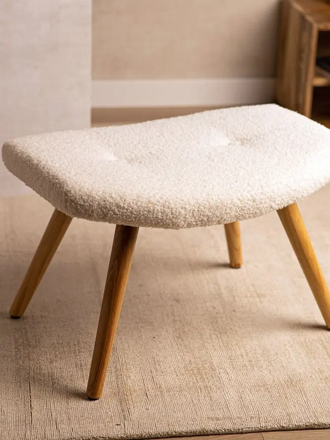 Podnóżek MOSS TEDDY BOUCLE w tkaninie TEDDY biały 61x41x38 cm
